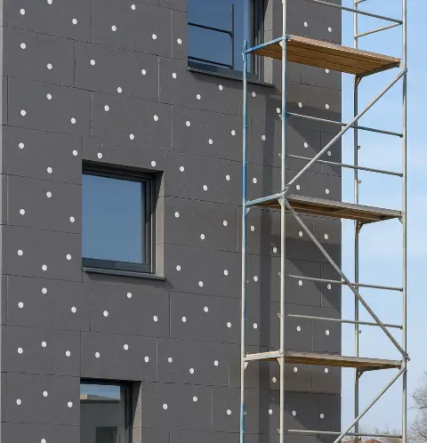 Immeuble en cours de rénovation avec pose de panneaux d’isolation extérieure à Paris, échafaudage installé et chantier bien organisé